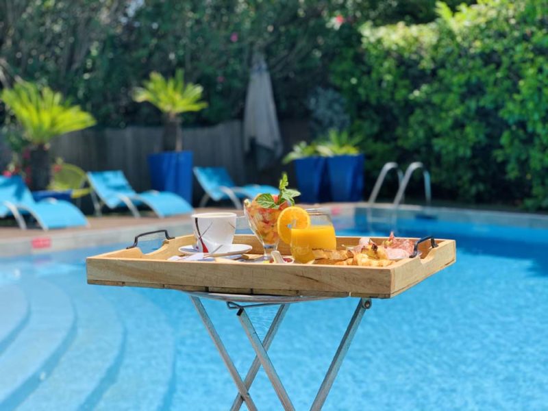 Petit déjeuner au bord de la piscine